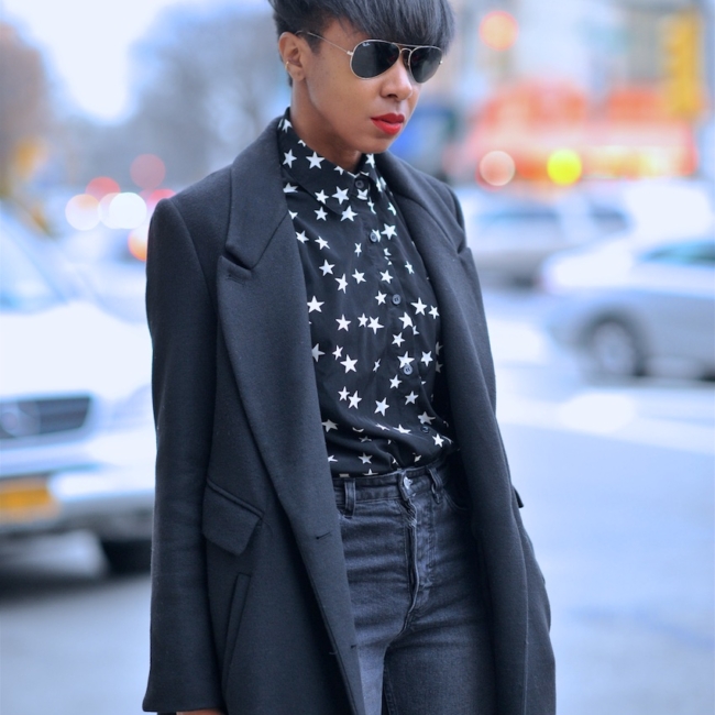 karen blanchard the fashion blogger wearing a short pixie hair cut and ray ban aviator sunglasses
